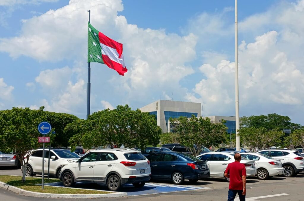 Himno de Yucatán y Bandera oficiales.