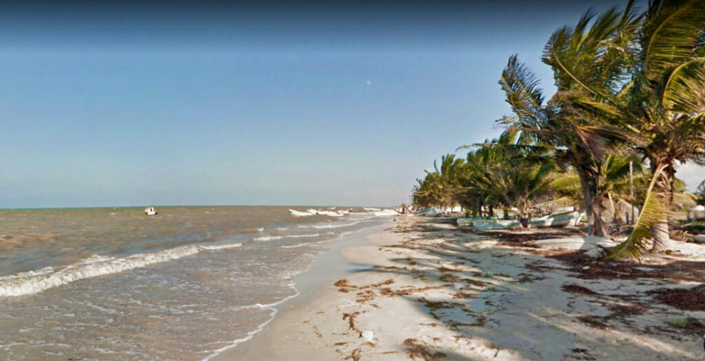 La costa de Yucatán. San Crisanto. Aumentan personas que buscan una casa en la playa.}