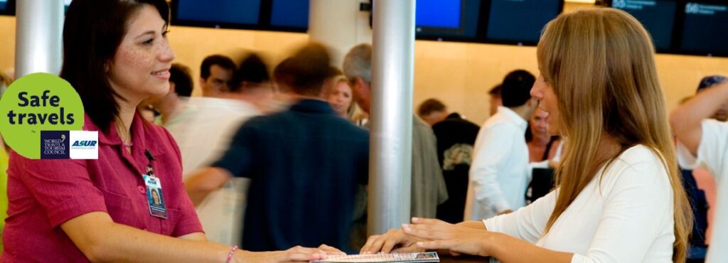 Pasajeros en aeropuerto de Mérida. Atención al cliente en terminal de Cancún.