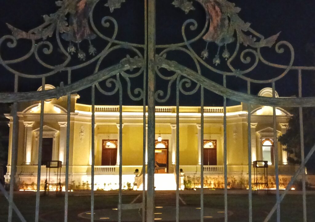 Casas antiguas del centro de Mérida. Vista del exterior, en la noche.