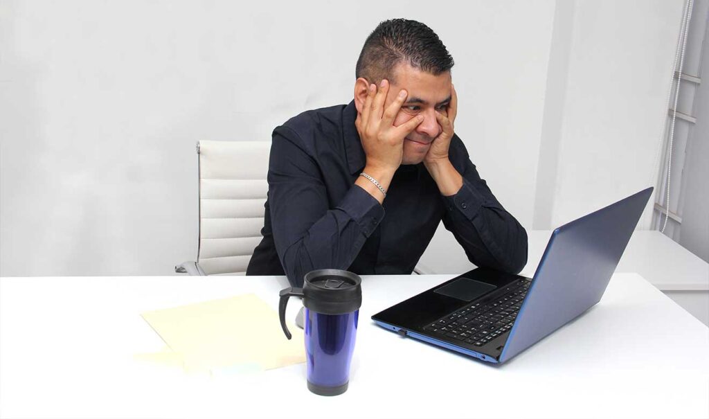 Síndrome de burnout o del trabajador quemado, síntoma de estrés laboral.